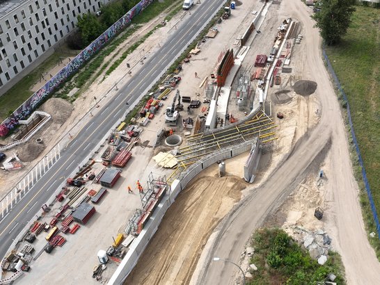Luftaufnahme der Bauarbeiten in Berlin-Marzahn mit Schalungsarbeiten an einer Stützwand, Kran und Baumaschinen im Ingenieur- und Verkehrswegebau.