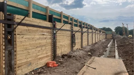 Auf dem Bild sieht man rechts eine Trägerbohlwand; diese sichert den Straßendamm am Südschnellweg in hannover