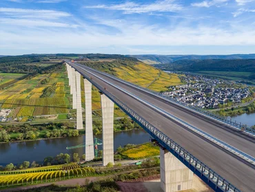 Bild zeigt die Hochmoselbrücke an der B50. Man sieht über die Brücken ins Tal. Ein tolles Bild des Ingenieurbau