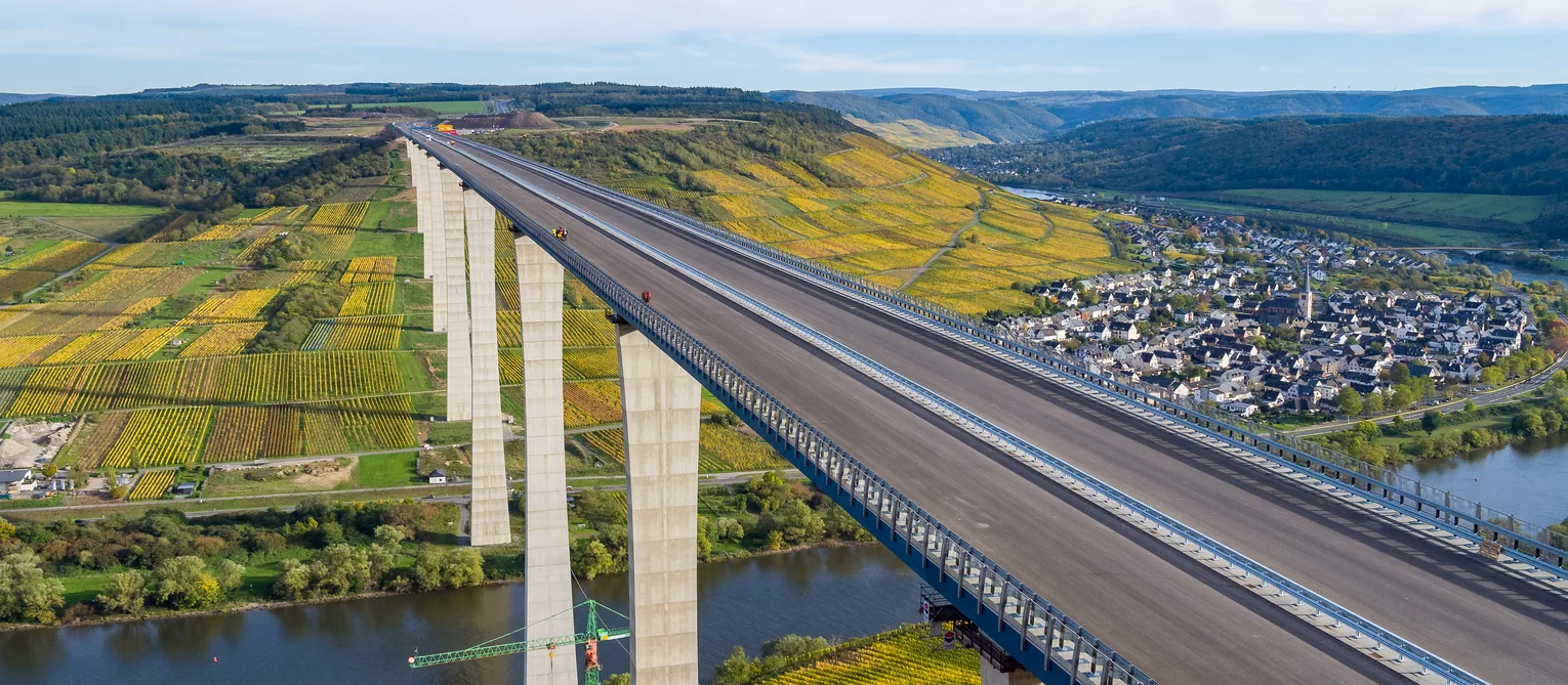 Bild zeigt die Hochmoselbrücke an der B50. Man sieht über die Brücken ins Tal. Ein tolles Bild des Ingenieurbau