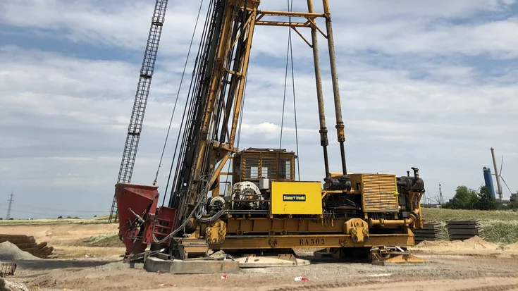 Bild zeigt die hohe Ramme, die den Frankipfahl in den Boden rammt.