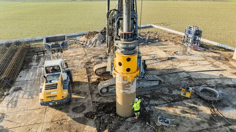 Bild zeigt das Spezialtiefbau Bohrgerät inmitten der Baustelle