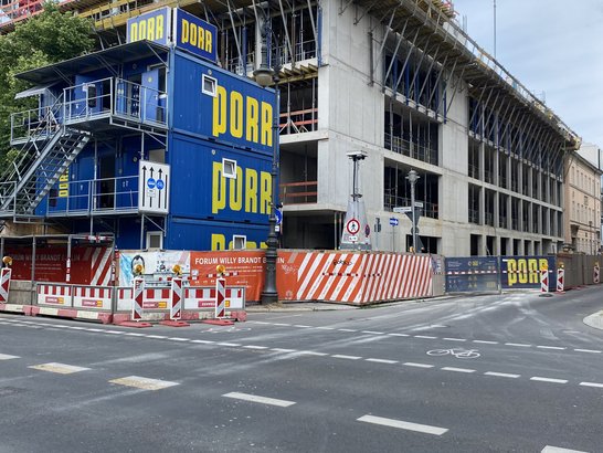 Bild zeigt das Elisabeth‑Selbert‑Haus in Berlins Mitte im Rohbau. Davor ein Baucontainer. 