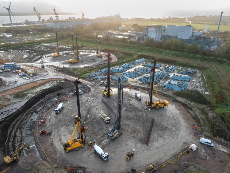 Bild zeigt die Baustelle von oben. Man sieht 4 Rahmen. Im Hintergrund sieht man Windkrafträder