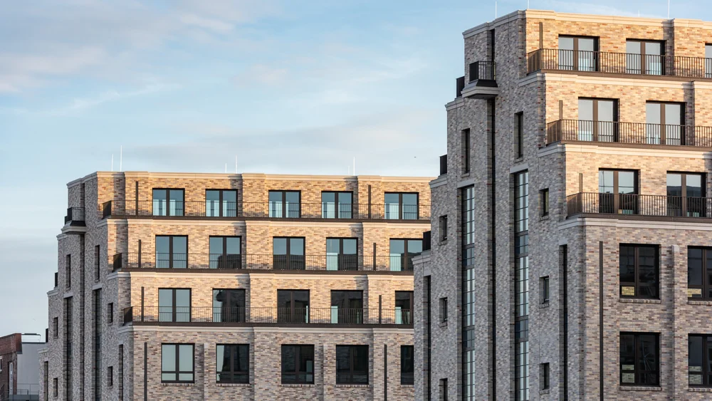 Die aufwendige Klinkerfassade macht das Projekt âNeue Spreespeicherâ optisch zu einem Highlight.