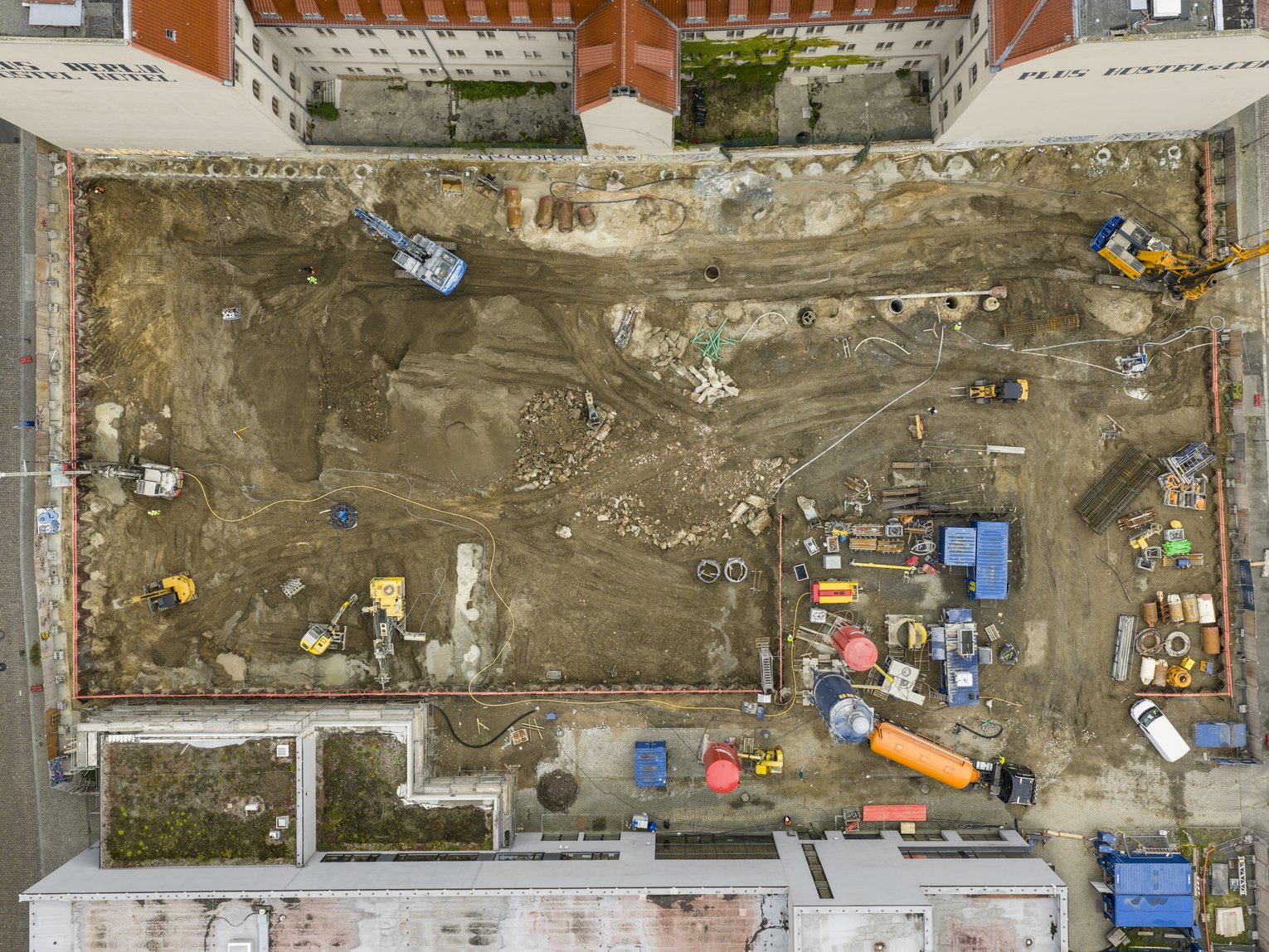Bild zeigt Baugrube von oben. 