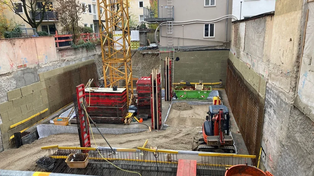 Blick in eine Baugrube mitten in der Stadt