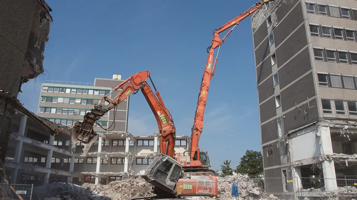 Bild zeigt den Abbruch Bogenhausener Tor in München. Abbruch, Rückbau und Urbanmining gehört zum Leistungsspektrum der PORR.