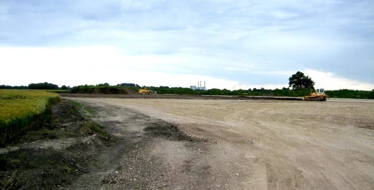 Bagger rekultivieren das nicht mehr genutzte Kieswerkgelände.