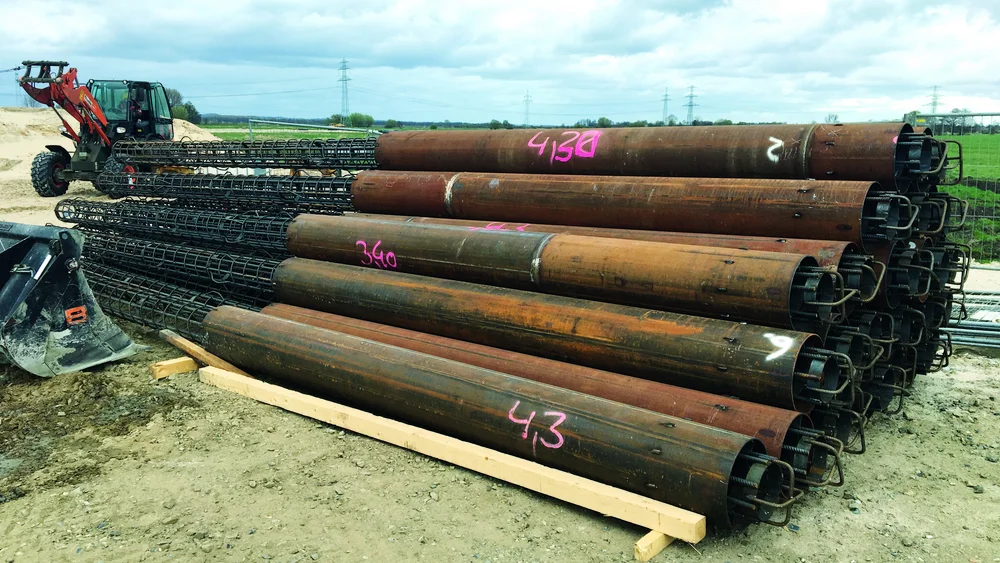 Bild zeigt die Hülsenröhre die beim Einsatz des Frankipfahl NG® zum Einsatz kommen können. man sieht ca. 20 Rohre gestapelt.