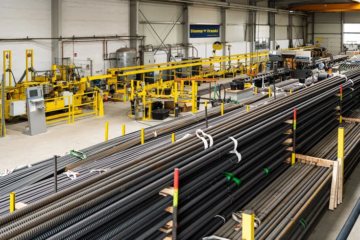 Auf dem Bild sieht man das Innere der Fertigungshalle Colbitz ; im Vordergrund liegen die Litzenanker. Die Verpressanker werden zentral in unserer Fertigungshalle in Colbitz zusammengesetzt.