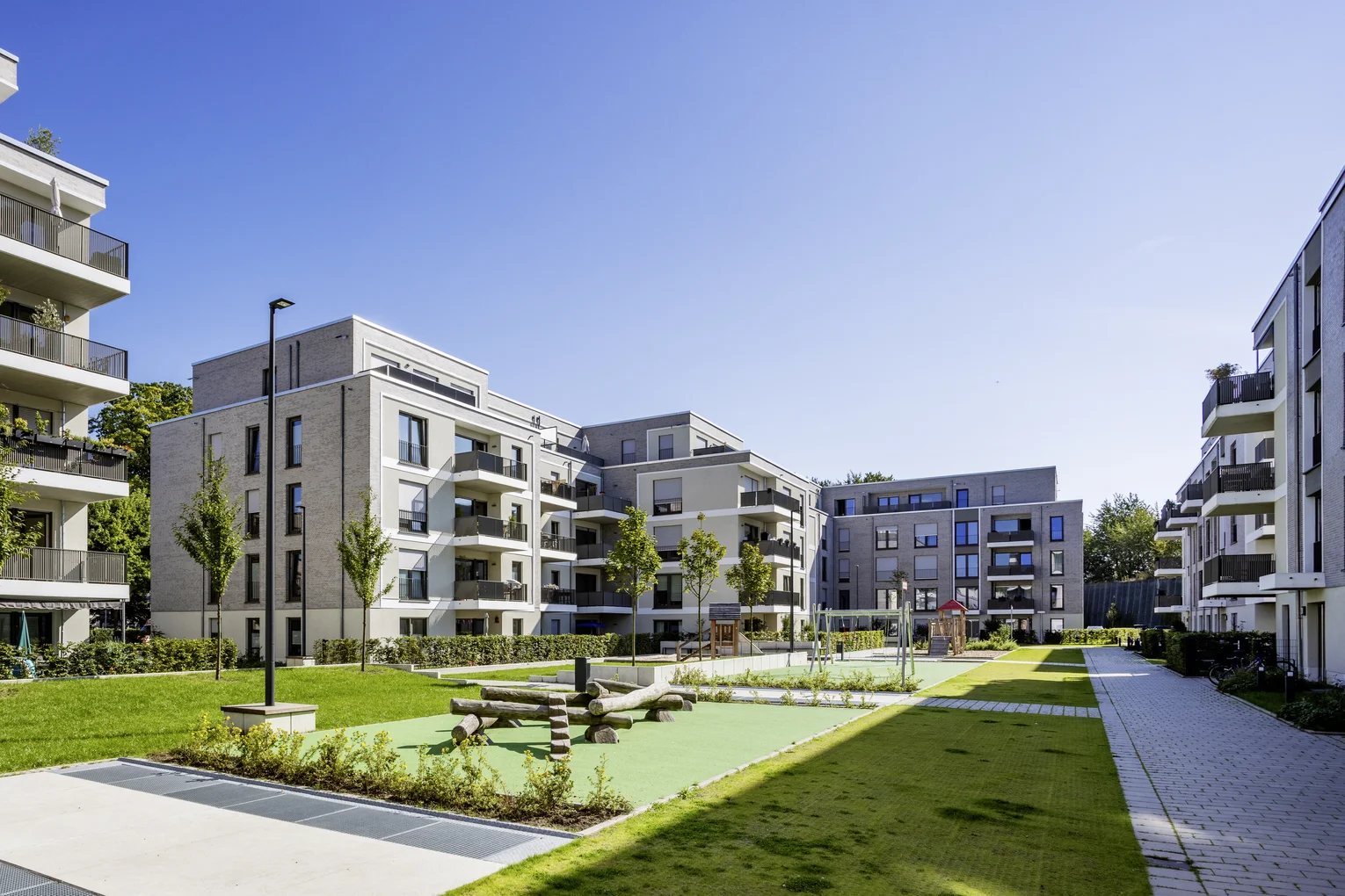 Manfredstraße, Essen Photo shows the residential complex on Manfredstaße in Essen from the outside. There is a green space in the foreground. Several apartment buildings in the background.