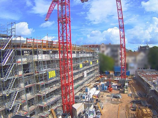 Hochbauarbeiten beim Wohnbauprojekt Antonsinsel in Hamburg mit Rohbauten, Baugerüsten und Turmdrehkränen.