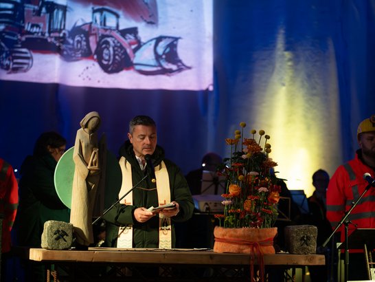 Bild zeigt einen Priester, neben einer heiligen Barbara