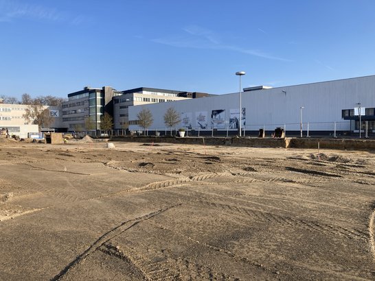 Erdarbeiten zur Herstellung der Logistikfläche vor einem Gewerbegebäude in Bielefeld
