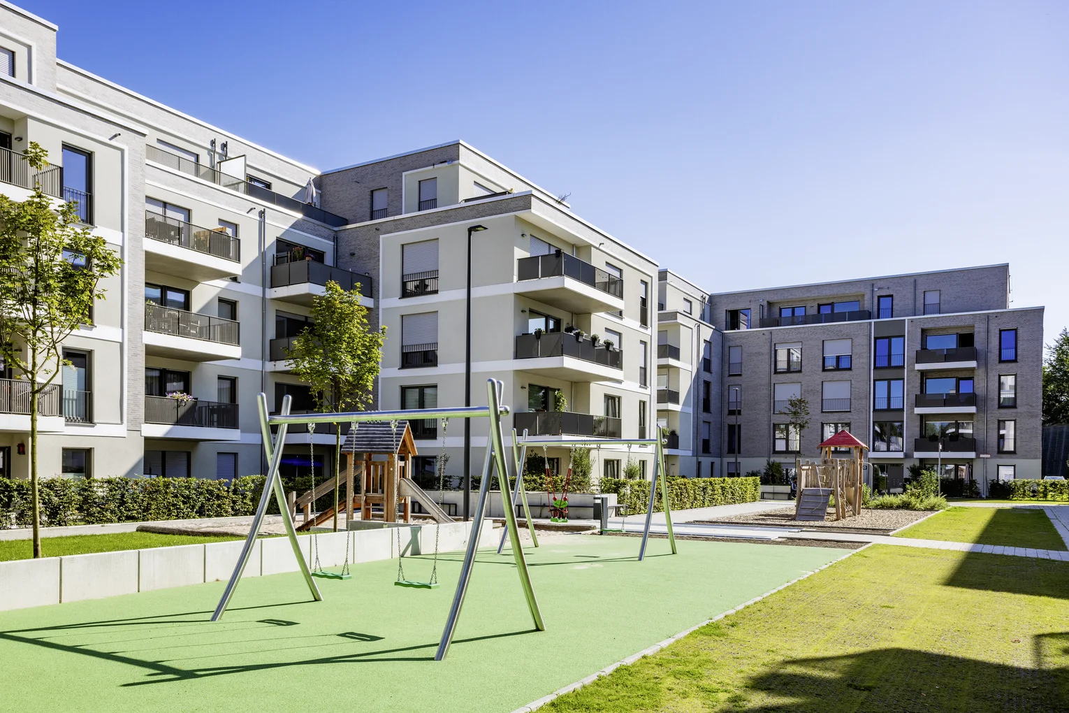 Manfredstraße, Essen The picture shows the residential complex on Manfredstraße from the outside. You can see a playground in the foreground.