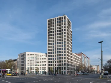 Bild zeigt die Frankfurter-Allee in Lichtenberg. Der hohe Turm sticht hervor.