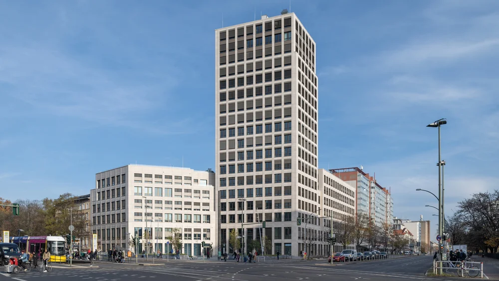 Bild zeigt die Frankfurter-Allee in Lichtenberg. Der hohe Turm sticht hervor.