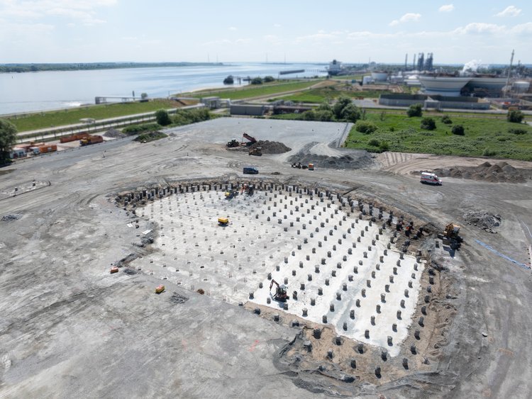 Picture shows the exposed pile heads during the foundations of the LNG terminals