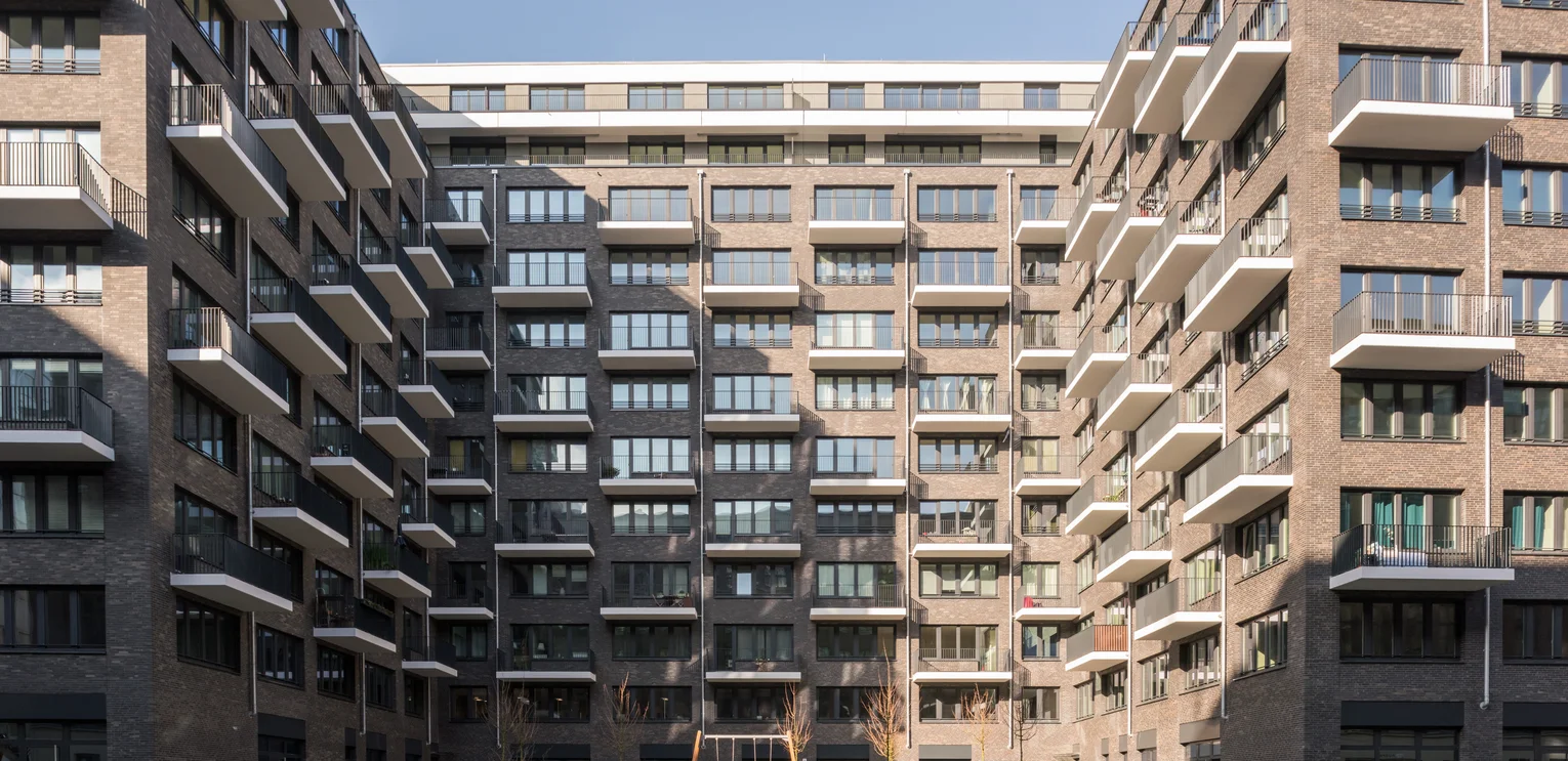 Alexanderplatz residential neighbourhood, Berlin Photo: Residential neighbourhood Alexanderplatz Berlin: Frontal view of U-shaped building section around a green inner courtyard