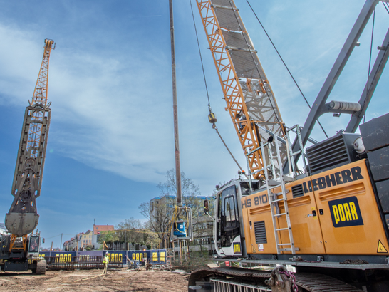 Heavy equipment in action at the construction site on Südschnellweg in Hanover: a crawler crane and a diaphragm wall grab being used for specialized civil engineering work.