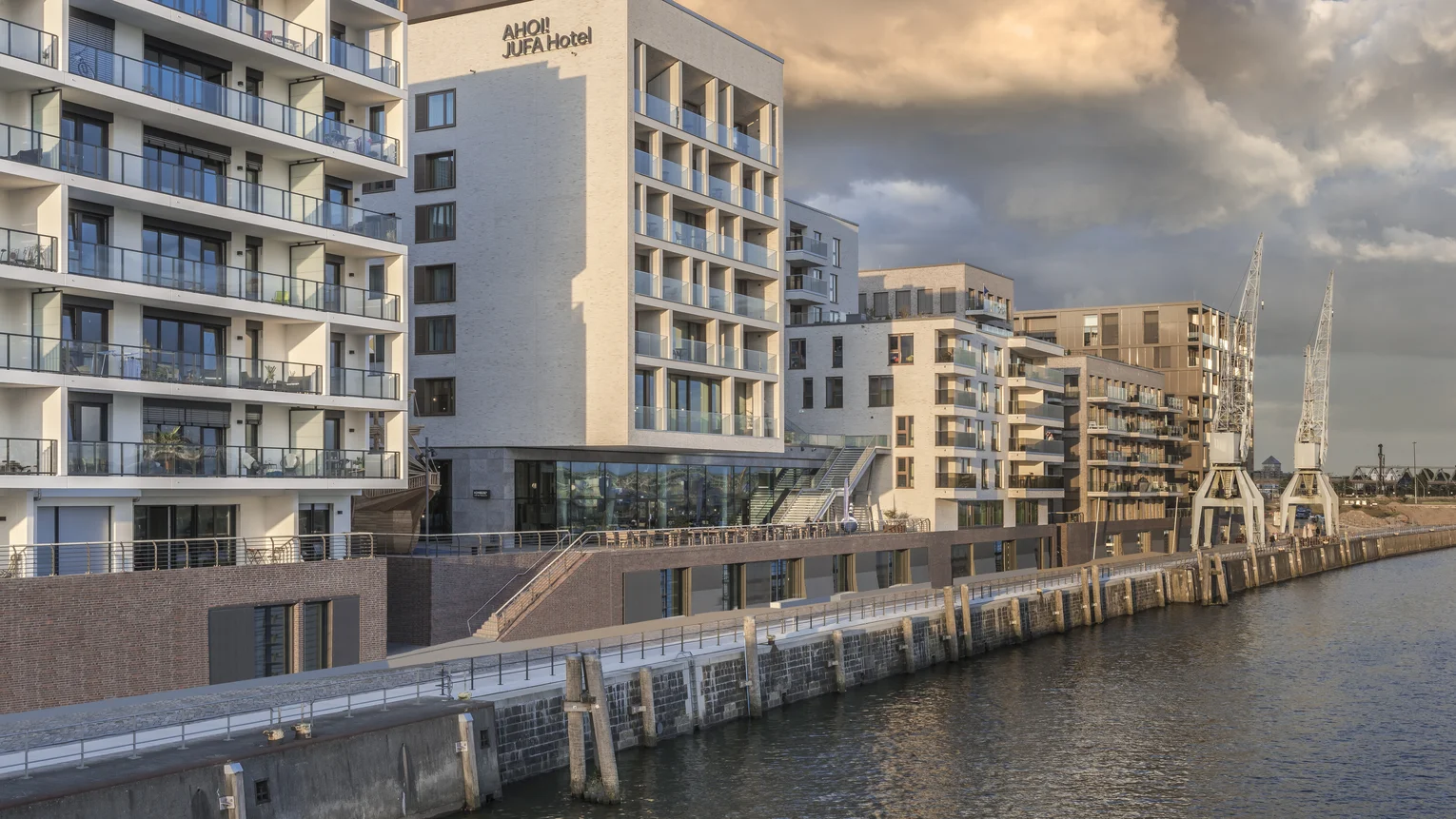 Das Gebäude befindet sich direkt am Wasser des Hamburger Hafens. Die Gebäude verfügt über eine glatte sandfarbene Fassade mit verglasten Balkonen.