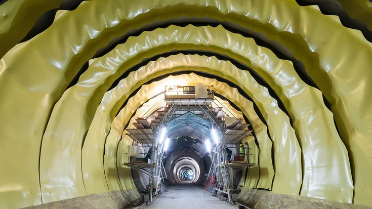 Bild zeigt einen Tunnel der mit gelben Planen abgedichtet wurde