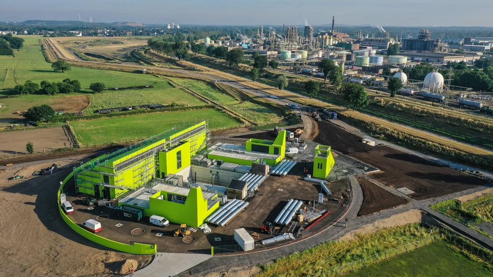 Bild zeigt das Pumpwerk Emscher von oben. Besonders auffallend ist die grüne Farbe, die das ganze Gebäude umgibt.