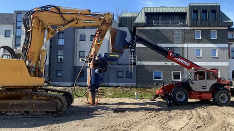 Bild zeigt zwei Spezialtiefbaumaschinen, die sich gegenüber stehen.
