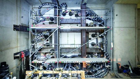 Bild einer Gruppeneinteilung und Anschluss der Gefrierköpfe an die Haupt-Soleleitung beim Projekt U5. Man sieht viele Kabel und ein kleines Gerüst über 2 Stockwerke.