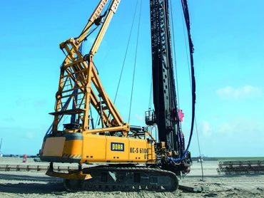 Bild zeigt ein Baugerät zur Herstellung des Simplexpfahls. Im Hintergrund ist blauer Himmel