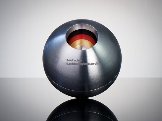 Pressefoto Deutscher Nachhaltigkeitspreis Preisstatuette Fotocredit Frank Fendler 2021