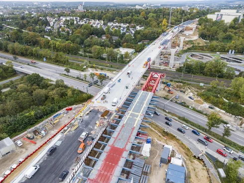 Blick auf eine Brücke über ein kleines Tal, die noch in Bau ist.