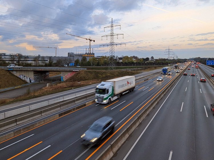The picture shows the A46 motorway at the Düsseldorf-Süd motorway junction.