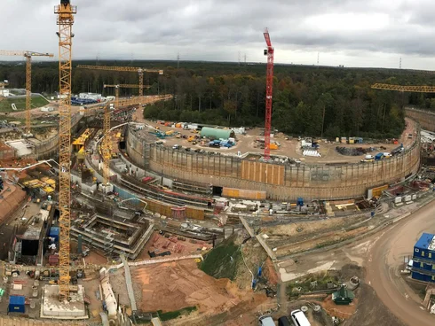 Bild zeigt die Baustelle Fair von oben. Man sieht die Arbeiten an dem Beschleunigertunnel.