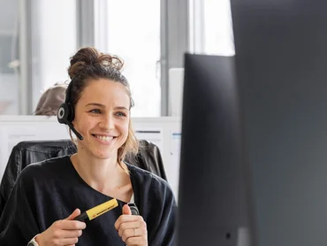 Bild zeigt eine Frau beim telefonieren. Sie ist ein Ansprechpartner der PORR