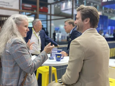 Zwei Personen unterhalten sich auf der Expo Real 2026