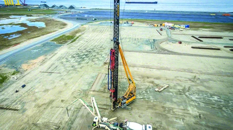 Bild zeigt das Rammgerät KBM02 beim Projekt Fabrik für Offshore-Windenergieanlagen, Cuxhaven.