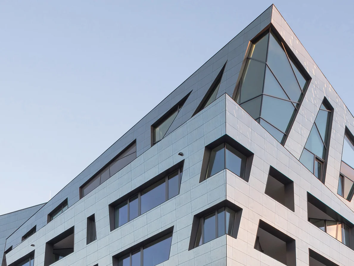 SAPPHIRE by Daniel Liebeskind Photo: Sapphire by Daniel Libeskind in Berlin: The building's distinguishing feature is its 'Libeskindesque' buckled and folded ceramic façade. All flats possess large, asymmetrical window surfaces.