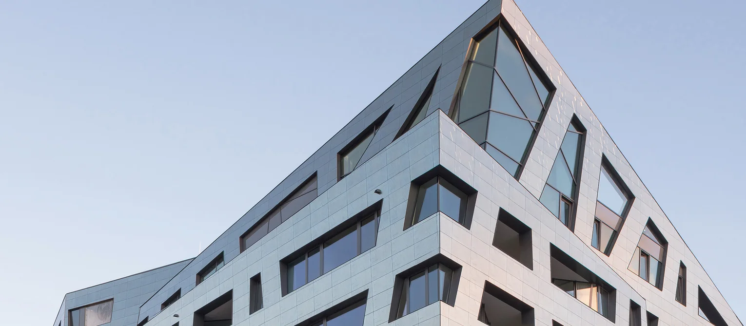 SAPPHIRE by Daniel Liebeskind Photo: Sapphire by Daniel Libeskind in Berlin: The building's distinguishing feature is its 'Libeskindesque' buckled and folded ceramic façade. All flats possess large, asymmetrical window surfaces.