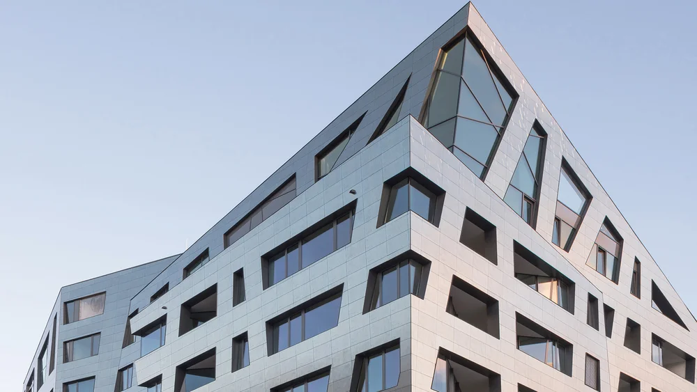 Foto: Sapphire by Daniel Libeskind in Berlin: Das Haus zeichnet sich durch seine „Libeskind-typische“ geknickt-gefaltete Keramik-Fassade aus.Alle Wohnungen verfügen über große, asymmetrischen Fensterflächen.