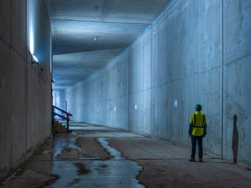 Bild zeigt einen Bauarbeiter in einem Tunnel beim Projekt Bahntunnel Untertürkheimer Kurve für Stuttgart 21 (Los 2A)