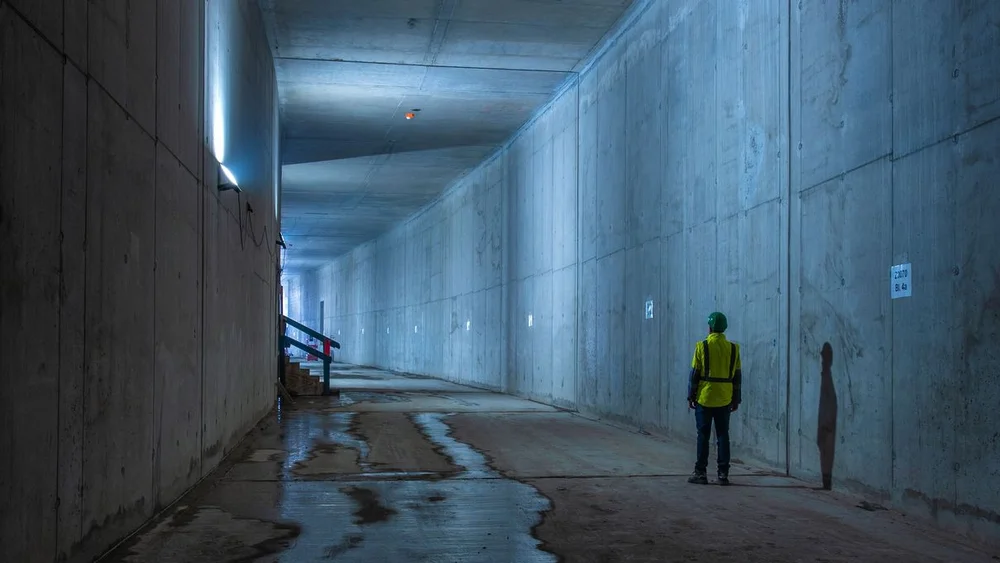Bild zeigt einen Bauarbeiter in einem Tunnel beim Projekt Bahntunnel Untertürkheimer Kurve für Stuttgart 21 (Los 2A)