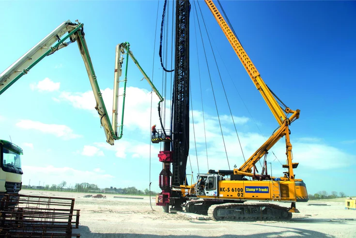 Bild zeigt das Betonieren eines Simplexpfahls mit mobiler Betonpumpe; Eine Ramme steht rechts im Bild