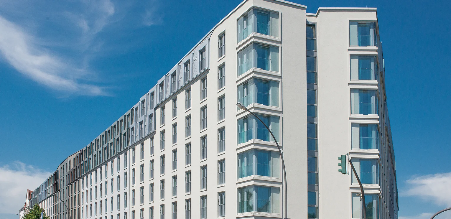 The Fizz -Stresemannquartier, Hamburg The façade from the street side. A busy street runs in the foreground. Behind it is the 7-storey building.