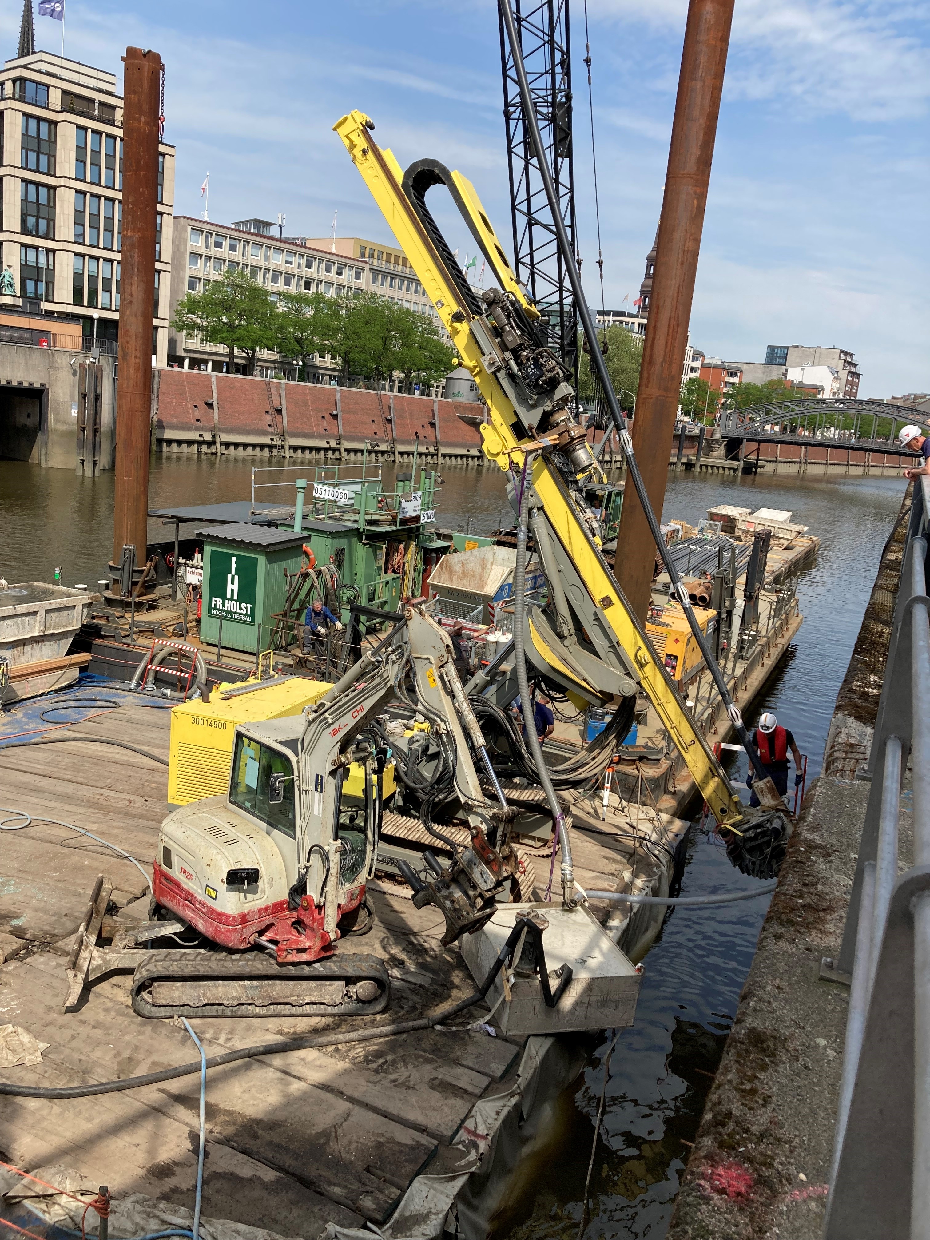Sloping piles for renovated quay wall, Hamburg The picture shows the Panton with the drilling rig; the harbour wall can be seen on the right.
