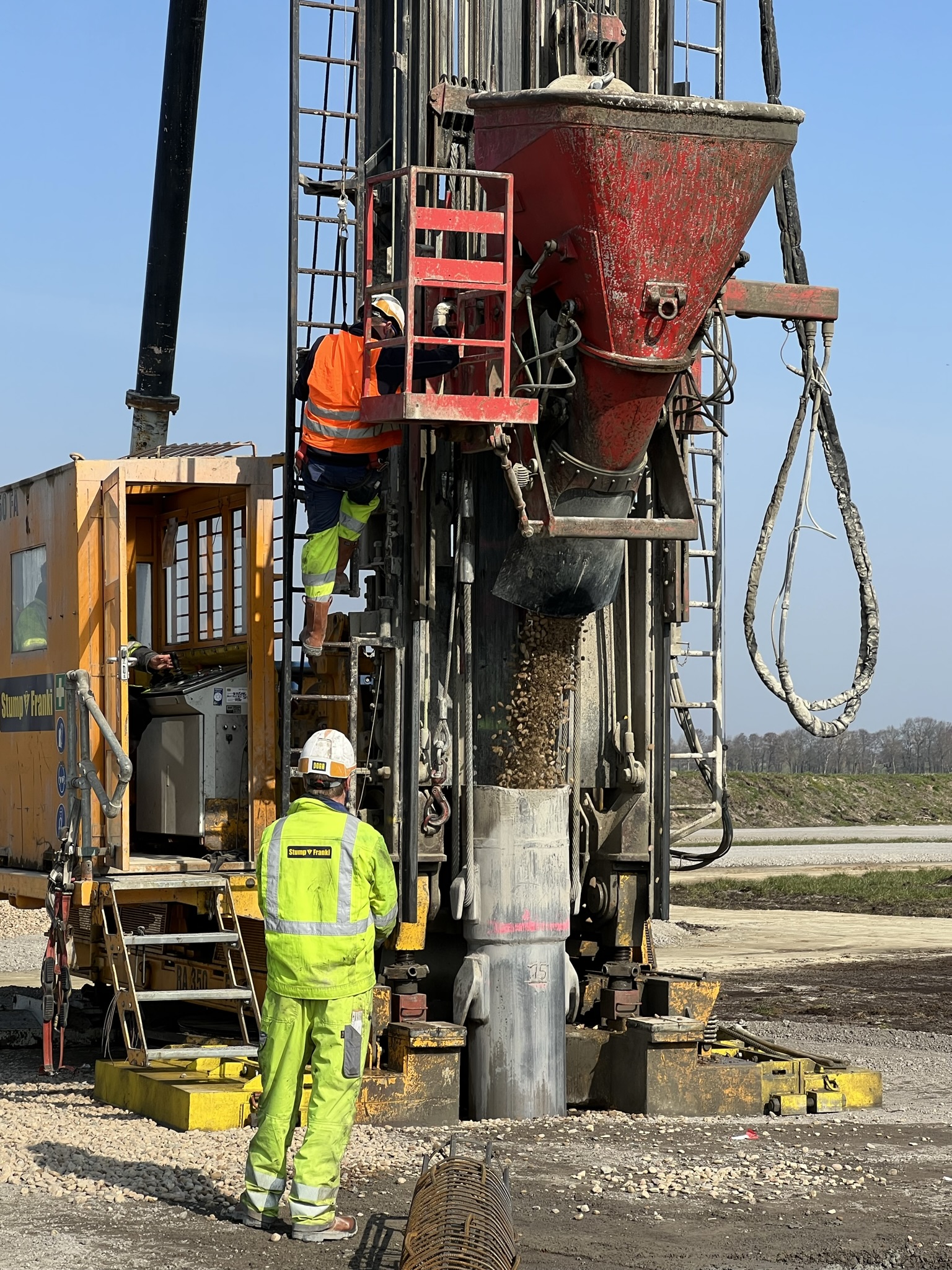 Picture shows a construction worker at the Wilstedt-Süd wind farm project in Wilstedt. He is standing in front of one of the construction machines. 